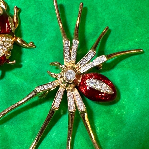 LOT of 4 Enameled Bugs / Insect Brooches / Pins: Spider, Beetle & Bee - Picture 4 of 10
